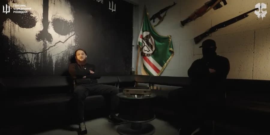 Entretien filmé diffusé par le renseignement militaire ukrainien, drapeau de l'Itchkérie en arrière-plan.
